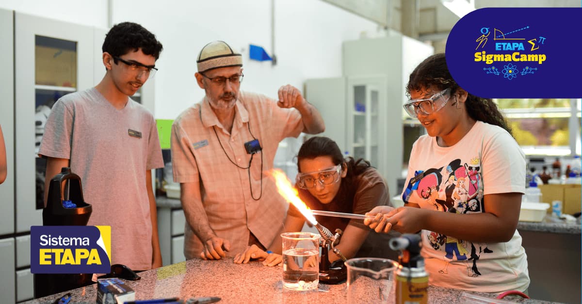 Estudantes usando óculos de proteção fazem um experimento com chama em laboratório, acompanhados por um professor; logos do Sistema ETAPA e do ETAPA SigmaCamp aparecem na imagem.